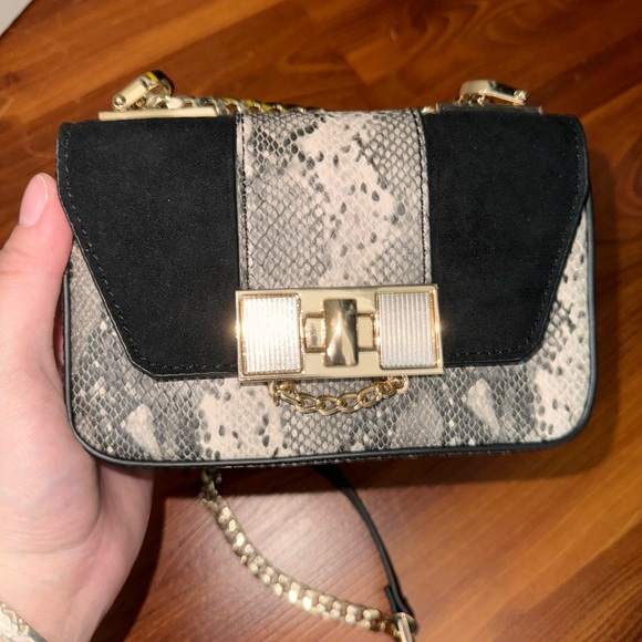 Topshop Black and White Faux Snake Skin Crossbody Bag - Picture 4 of 5